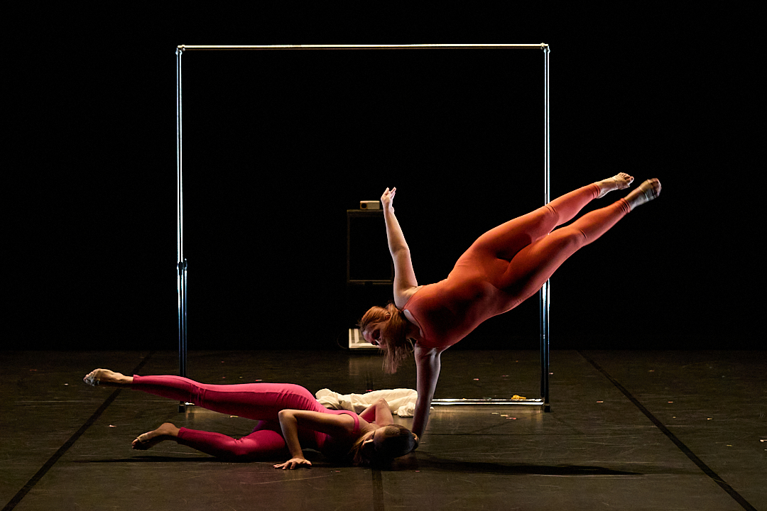 Dueto de dança — moldura vermelha