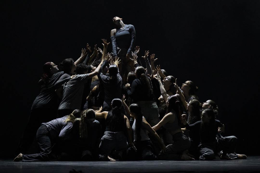 Performance colectiva — pirâmide humana no palco