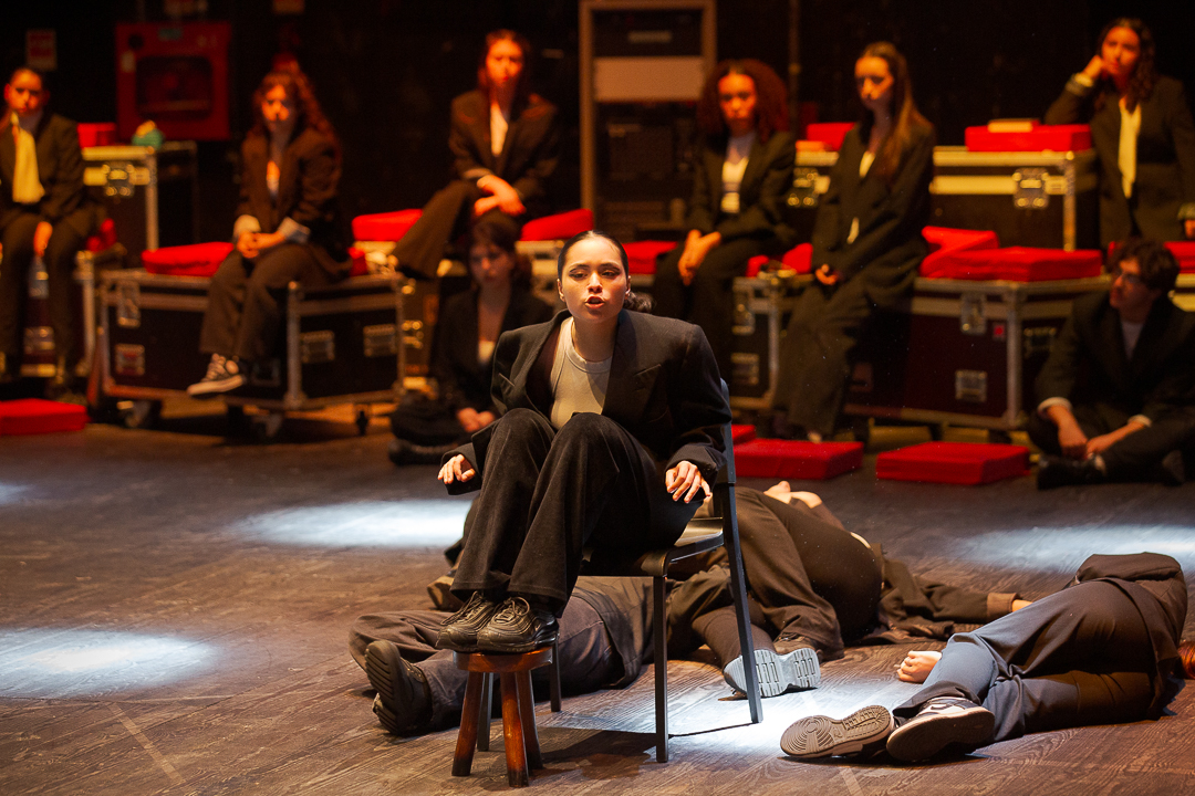 Teatro FCT Assussurros — actriz cadeira